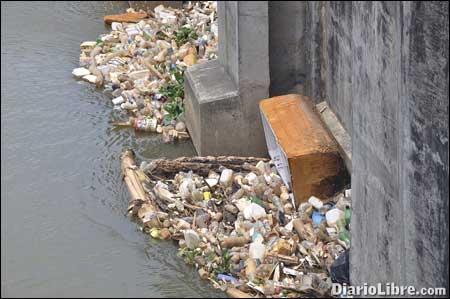 Sigue lanzamiento de desechos al río Yaque