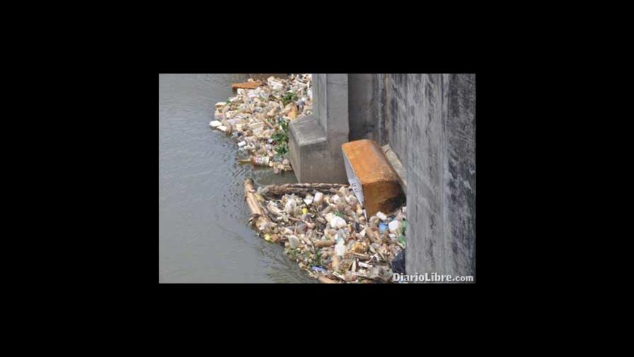 Sigue lanzamiento de desechos al río Yaque