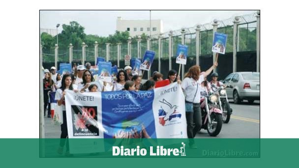 Cientos de personas marchan por la paz - Diario Libre