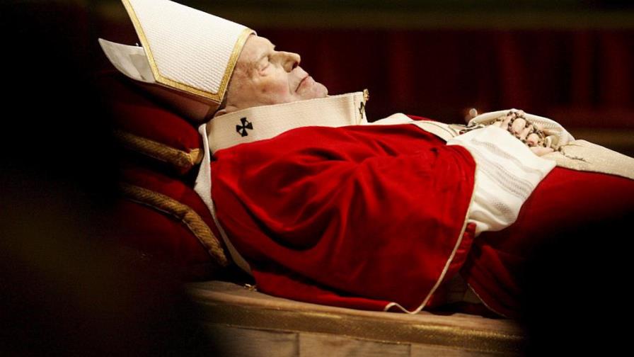 El féretro de Juan Pablo II, sacado de la tumba para la beatificación