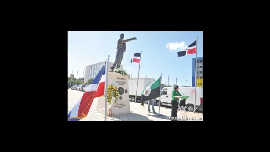 Develan estatua a Manolo Tavárez Justo