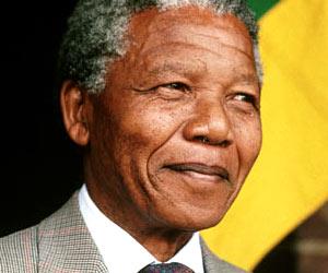 Mandela responde al tratamiento pero sigue bajo control permanente en su casa