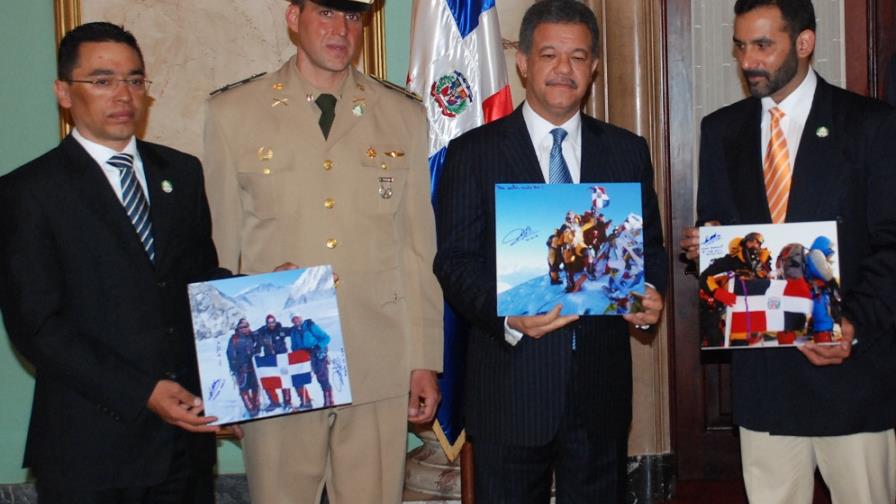 Leonel recibe alpinistas escalaron el Monte Everest