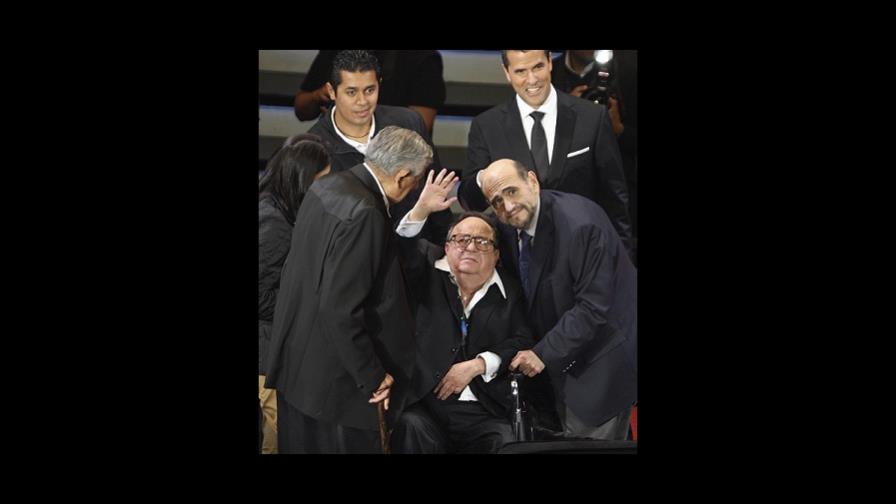 Chespirito conmovido hasta las lágrimas en su homenaje