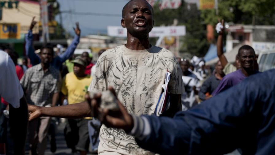 Miles protestan en Haití contra Martelly y a favor de Aristide Miles protestan en Haití contra Martelly y a favor de Aristide