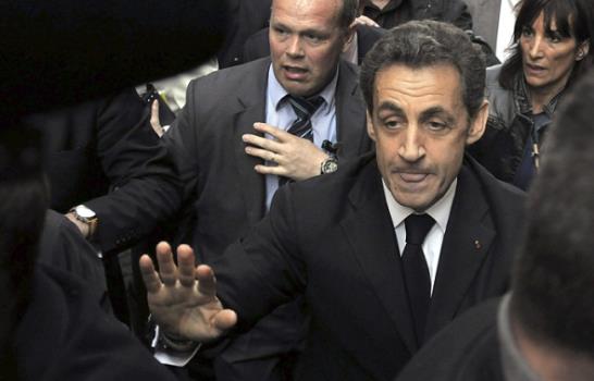 Presidente francés se refugia en bar para evitar ser agredido durante protesta