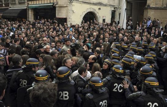 Presidente francés se refugia en bar para evitar ser agredido durante protesta