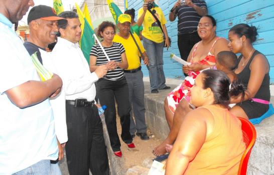 Fidel Santana pide resolver titulación en barrios de la Capital