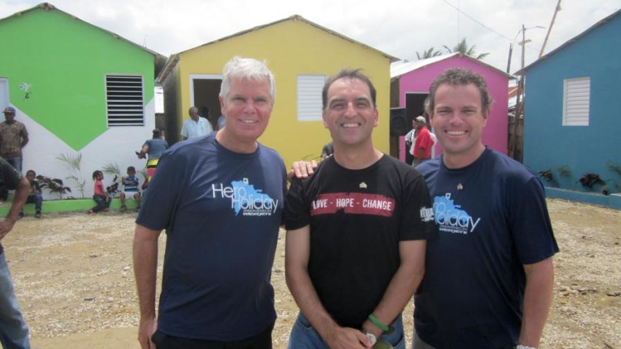 Grupo voluntarios de Canadá ayuda a construir viviendas