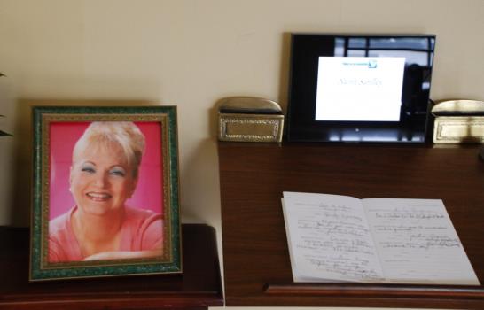 Familiares y amigos dan el último adiós a La Pinky