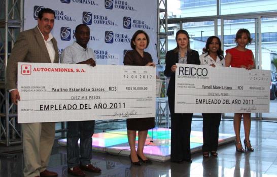 Compañía reconoce empleados, dos de ellos con más de 50 años de labor