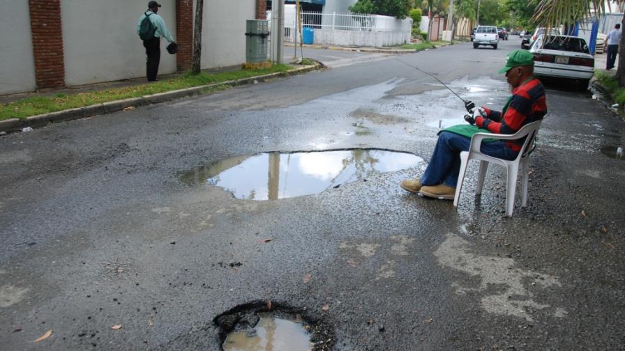 Fuga de agua deteriora calle en sector Los Prados