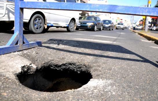 Escape de agua provoca hundimientos en principal avenida de Santiago
