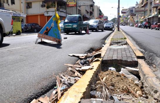 Escape de agua provoca hundimientos en principal avenida de Santiago