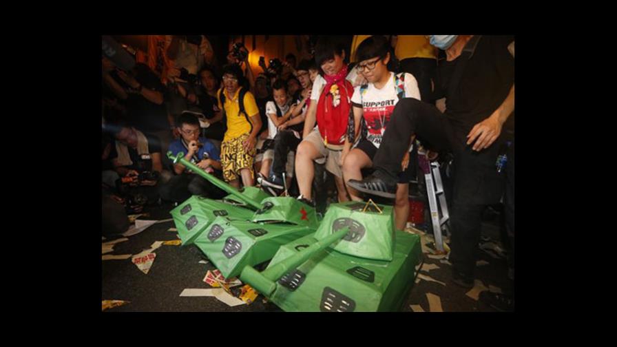 Asume nuevo gobernante en Hong Kong; descontento hacia China