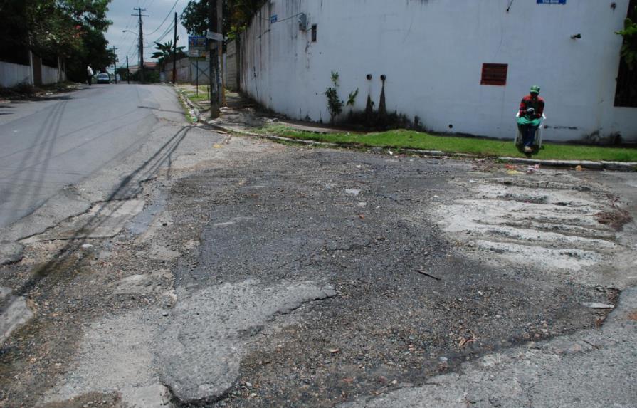 Drenaje y paso de camiones dañan calles de Villa Elena