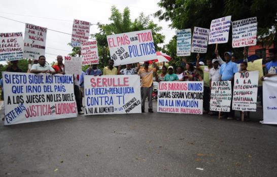 Marchan en Santiago en rechazo de la presencia de haitianos ilegales