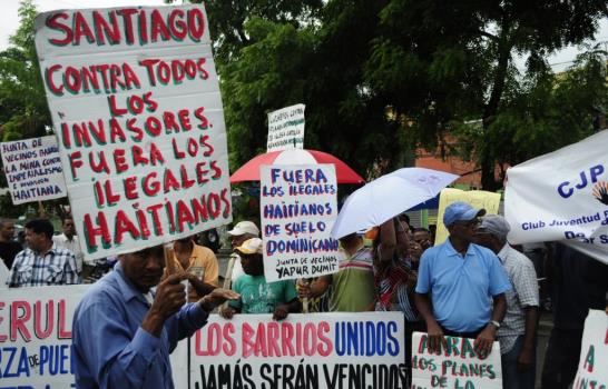 Marchan en Santiago en rechazo de la presencia de haitianos ilegales