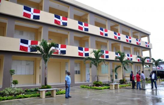 Leonel inaugura dos escuelas, un puente y un polideportivo en Bonao Leonel inaugura dos escuelas, un puente y un polideportivo en Bonao