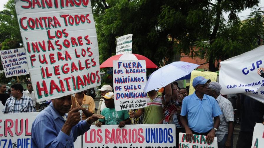 Santiagueros marchan contra los haitianos