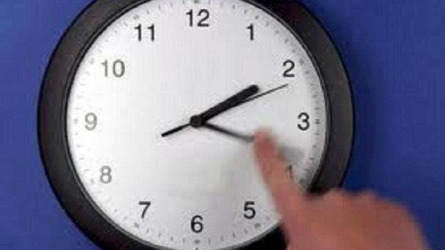 Chile adelanta hoy sus relojes por inicio de horario de verano Chile adelanta hoy sus relojes por inicio de horario de verano