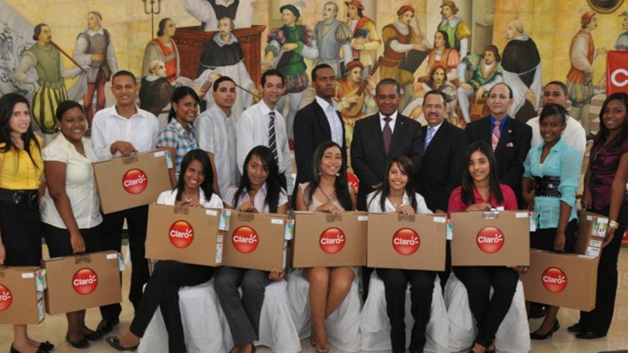 Claro entrega laptops a estudiantes de la UASD