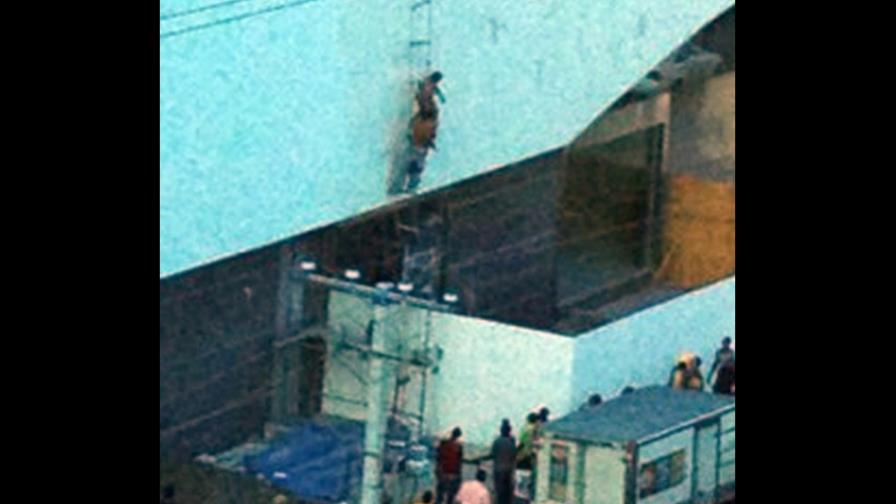 Hombre sufre corrientazo en edificio en construcción