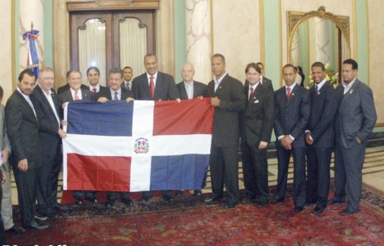 LF recibe a los Leones; les entrega la Bandera