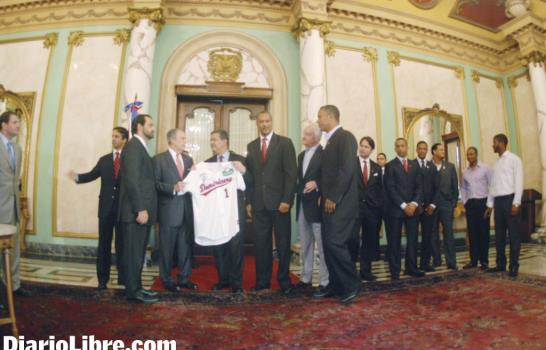 LF recibe a los Leones; les entrega la Bandera