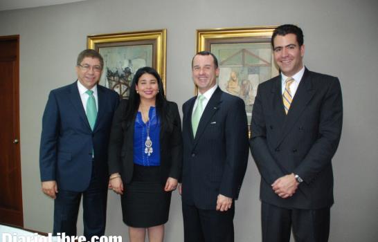 Omnimedia ofrece almuerzo a ejecutivos telecomunicaciones Viva