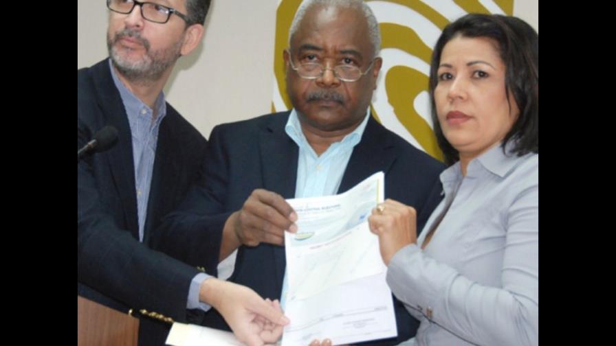 JCE da fondos a 17 partidos cumplieron con informe