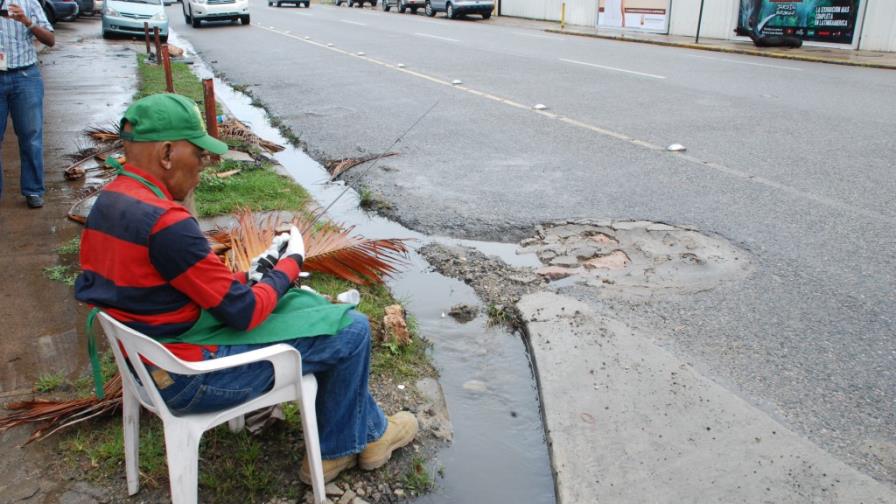 Boquete peligroso en la avenida Roberto Pastoriza