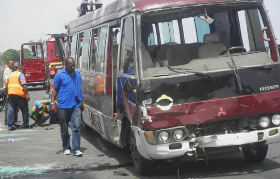 Al menos dos heridos por accidente en Las Américas