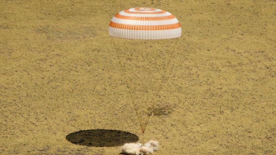 El aterrizaje de la Soyuz TMA-03M El aterrizaje de la Soyuz TMA-03M