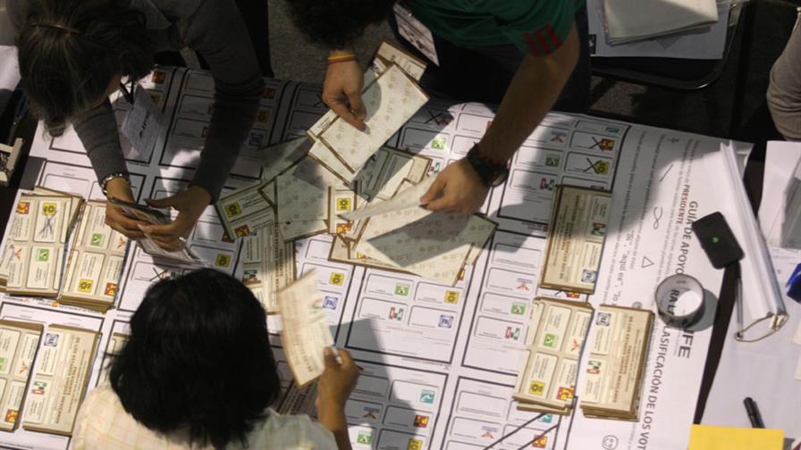 Cadenas de televisión dan a Peña Nieto ganador de las elecciones mexicanas