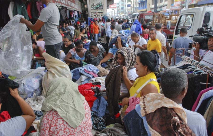 Aduanas confirma que prohíbe la entrada de ropa usada al país