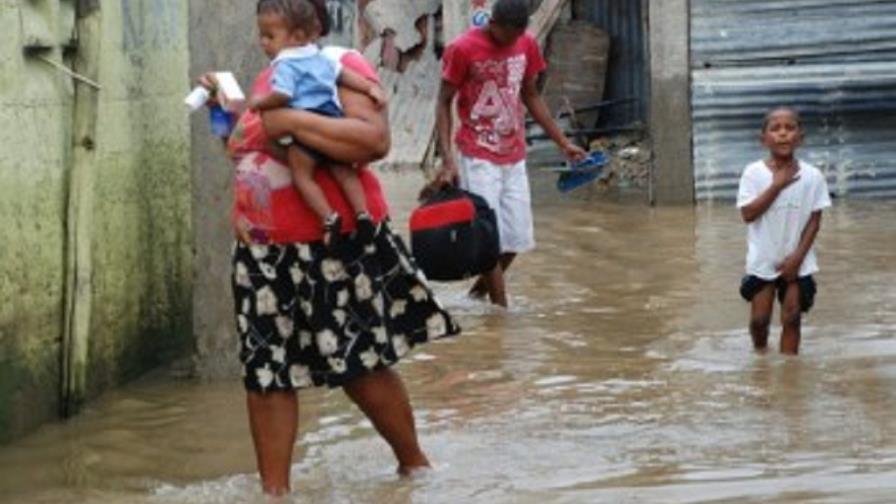 ADOCEM dona 10,0000 fundas de cemento para las zonas afectadas por Isaac