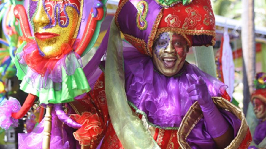 Más de 100 comparsas participarán mañana en el Desfile de Carnaval