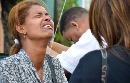 Bajo lágrimas y con desconsuelo sepultan los restos de Rafael Eduardo