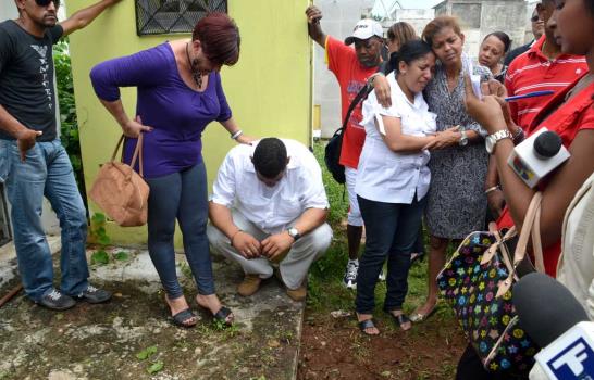 Bajo lágrimas y con desconsuelo sepultan los restos de Rafael Eduardo