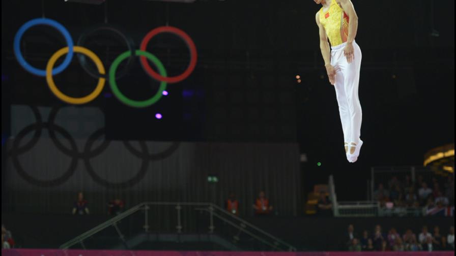 Dong gana el oro en el trampolín olímpico