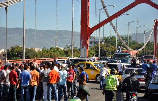 Choferes paralizan transporte de pasajeros en Santiago
