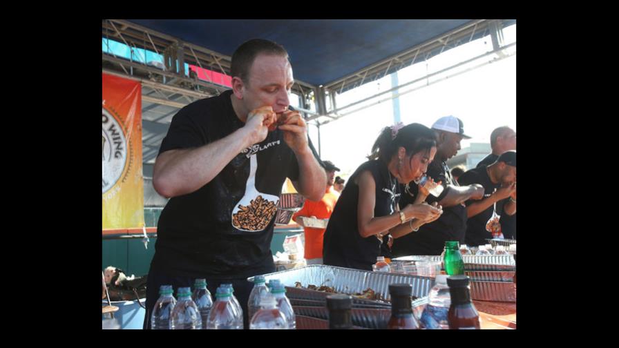 Devora 191 alitas de pollo en 12 minutos