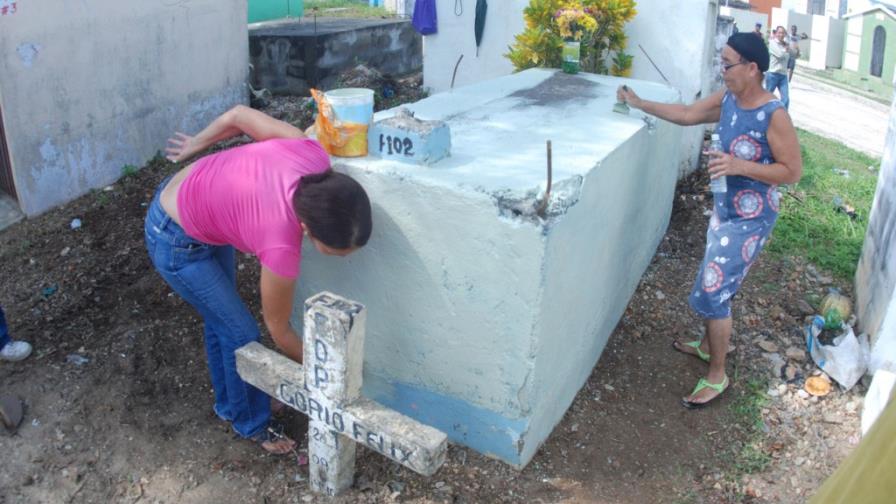 Cientos acuden a cementerios; limpian nichos y depositan flores