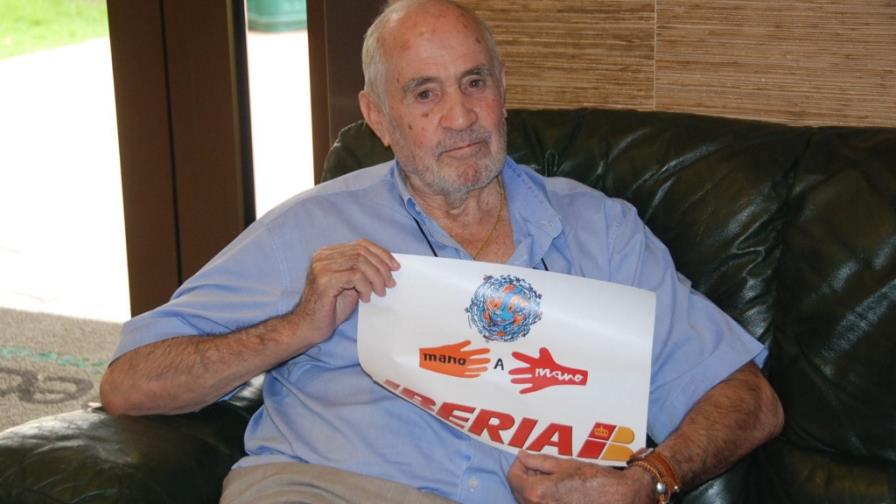 Mano a mano, empleados de Iberia que ayudan