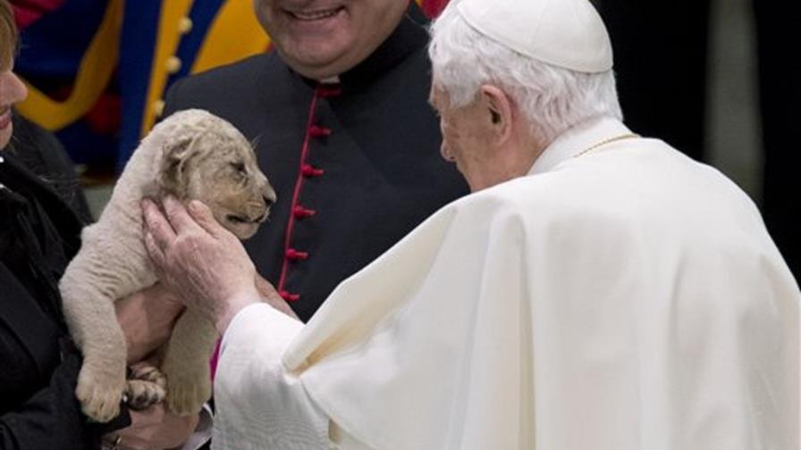 Benedicto XVI convive con artistas circenses