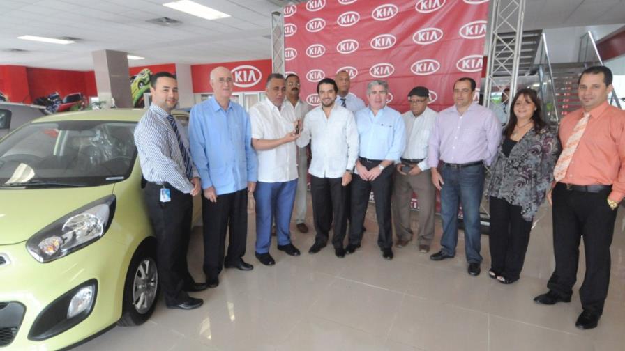 El Grupo Viamar le entrega su carro a Rubelín Ramírez