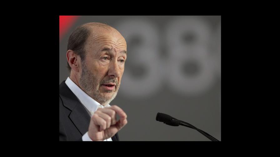 Socialistas españoles eligen a Alfredo Pérez Rubalcaba como su líder