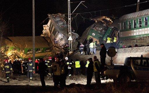 Quince muertos en choque frontal de trenes en Polonia