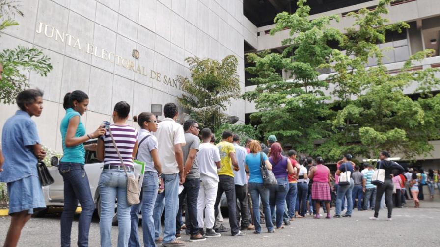 Cientos de personas buscan cédulas